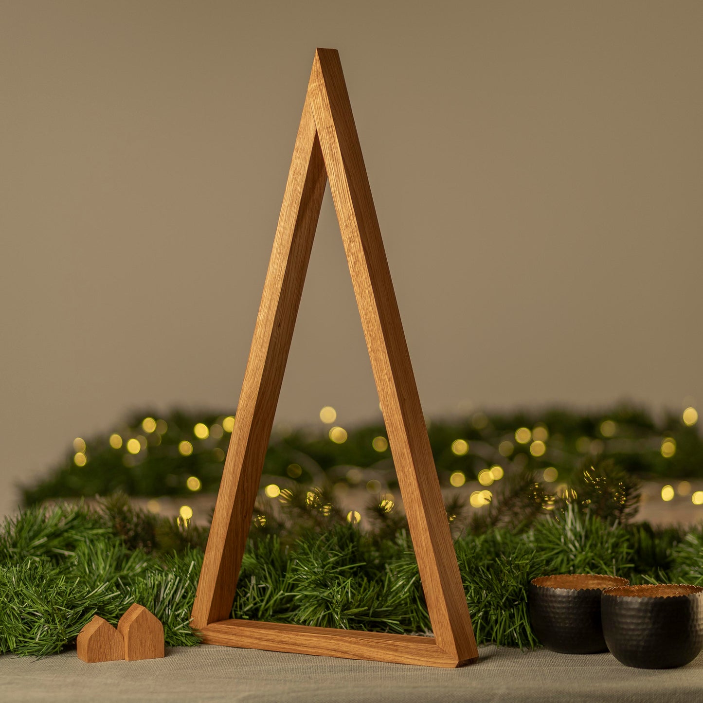 Minimalistische Tanne aus Eichenholz – 60 cm Skandi-Design für Weihnachten