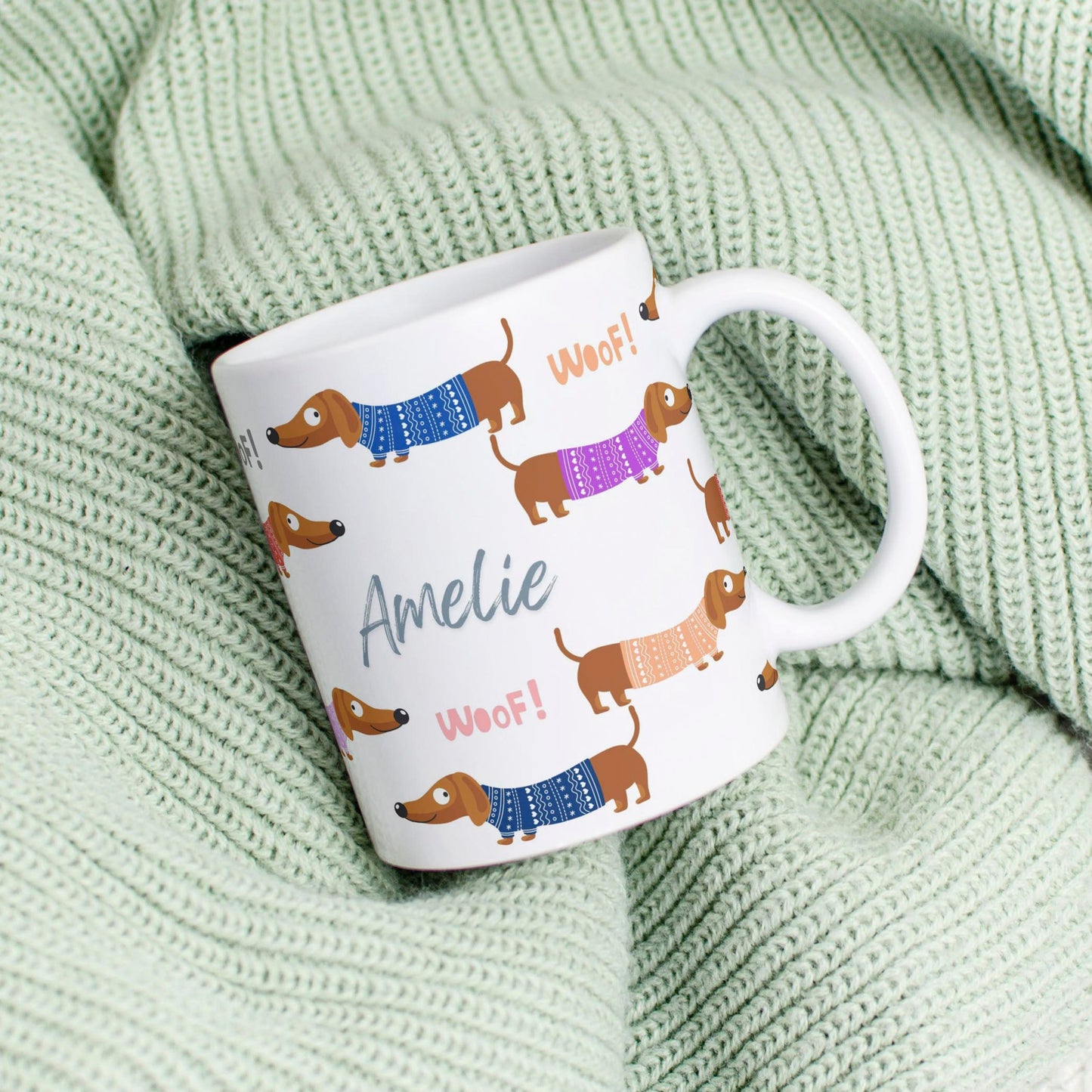 Personalisierbare Tasse: bunte Dackel mit Pulli