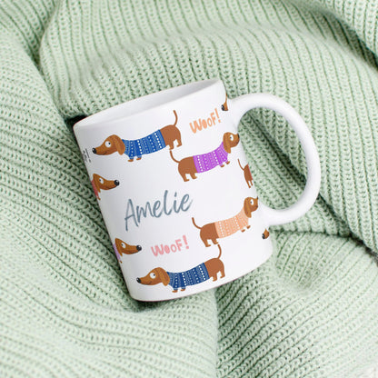 Personalisierbare Tasse: bunte Dackel mit Pulli