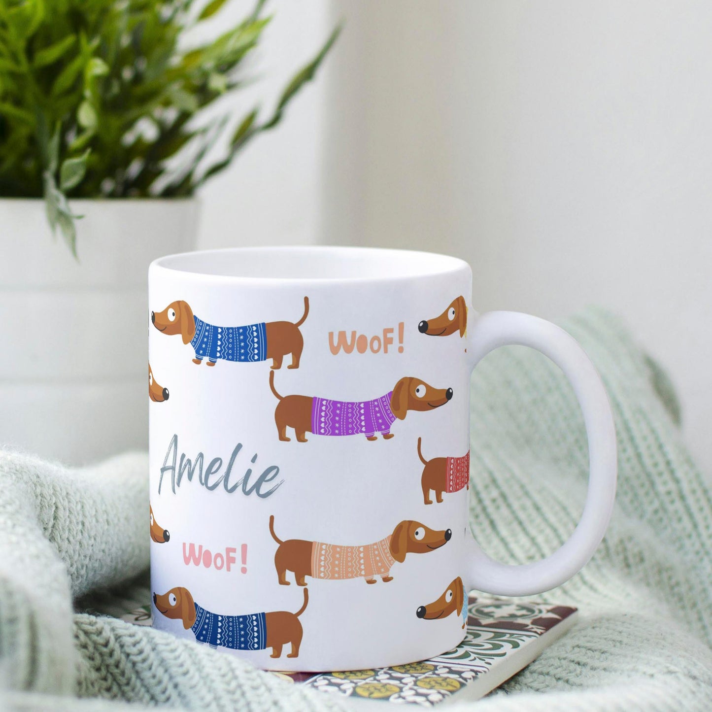 Personalisierbare Tasse: bunte Dackel mit Pulli