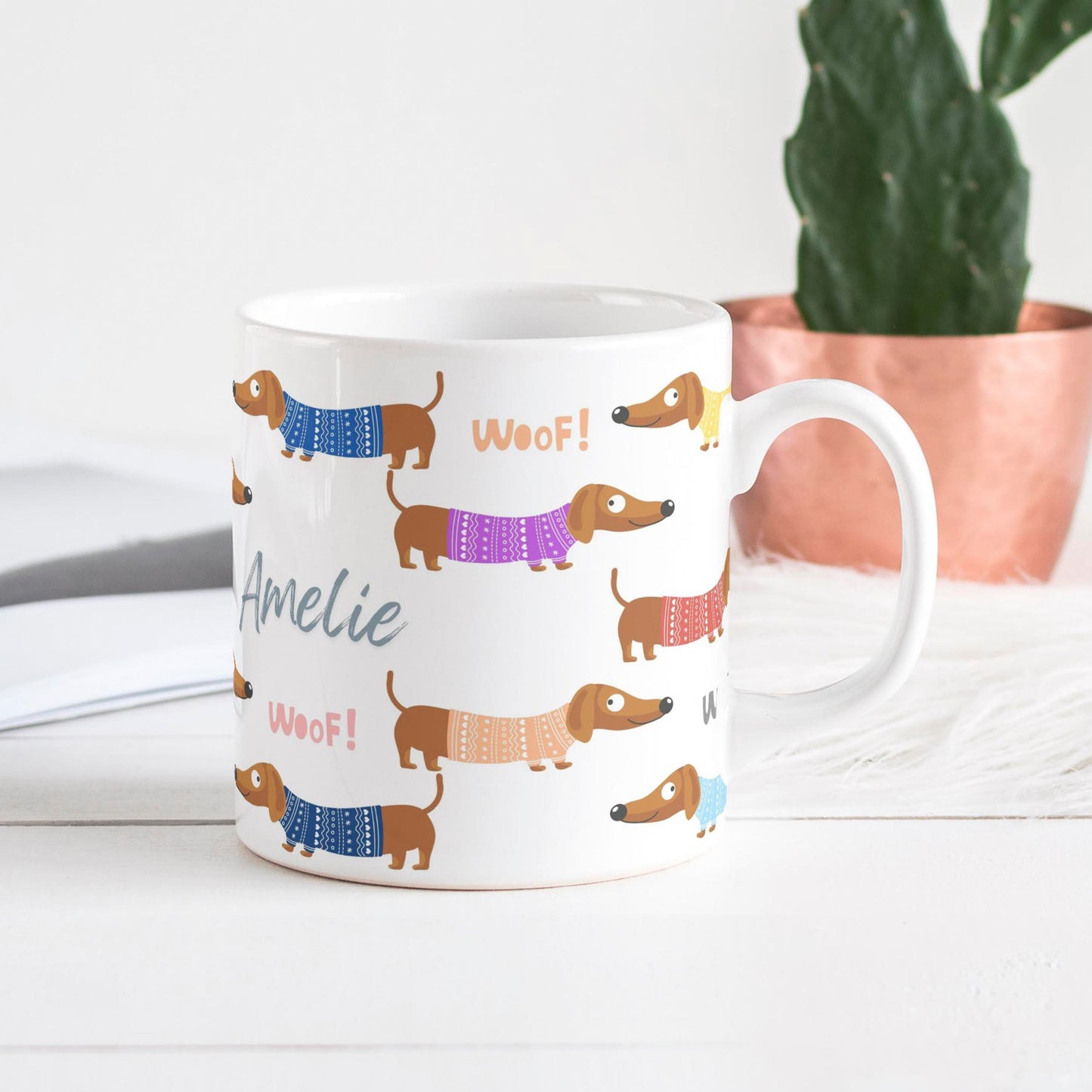 Personalisierbare Tasse: bunte Dackel mit Pulli
